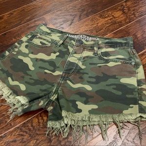 🔥American Eagle Camo Hi-Rise Shorts🔥